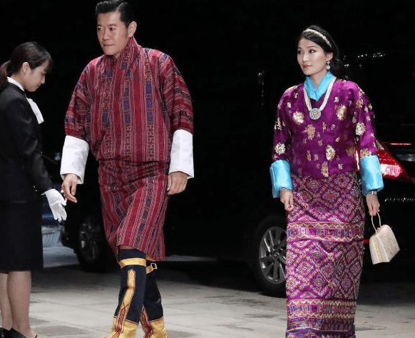 原创29岁不丹王后佩玛,戴黄金发箍当王冠出访日本,靠美貌碾压众人