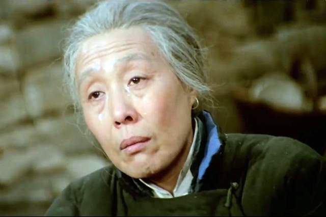 如果我们评选在荧幕上扮演母亲最好的十位演员,王玉梅一定榜上有名.