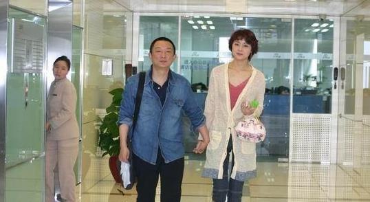 刘蓓的第二任丈夫是导演张黎,虽然张黎之前有过4段失败的婚姻,但是