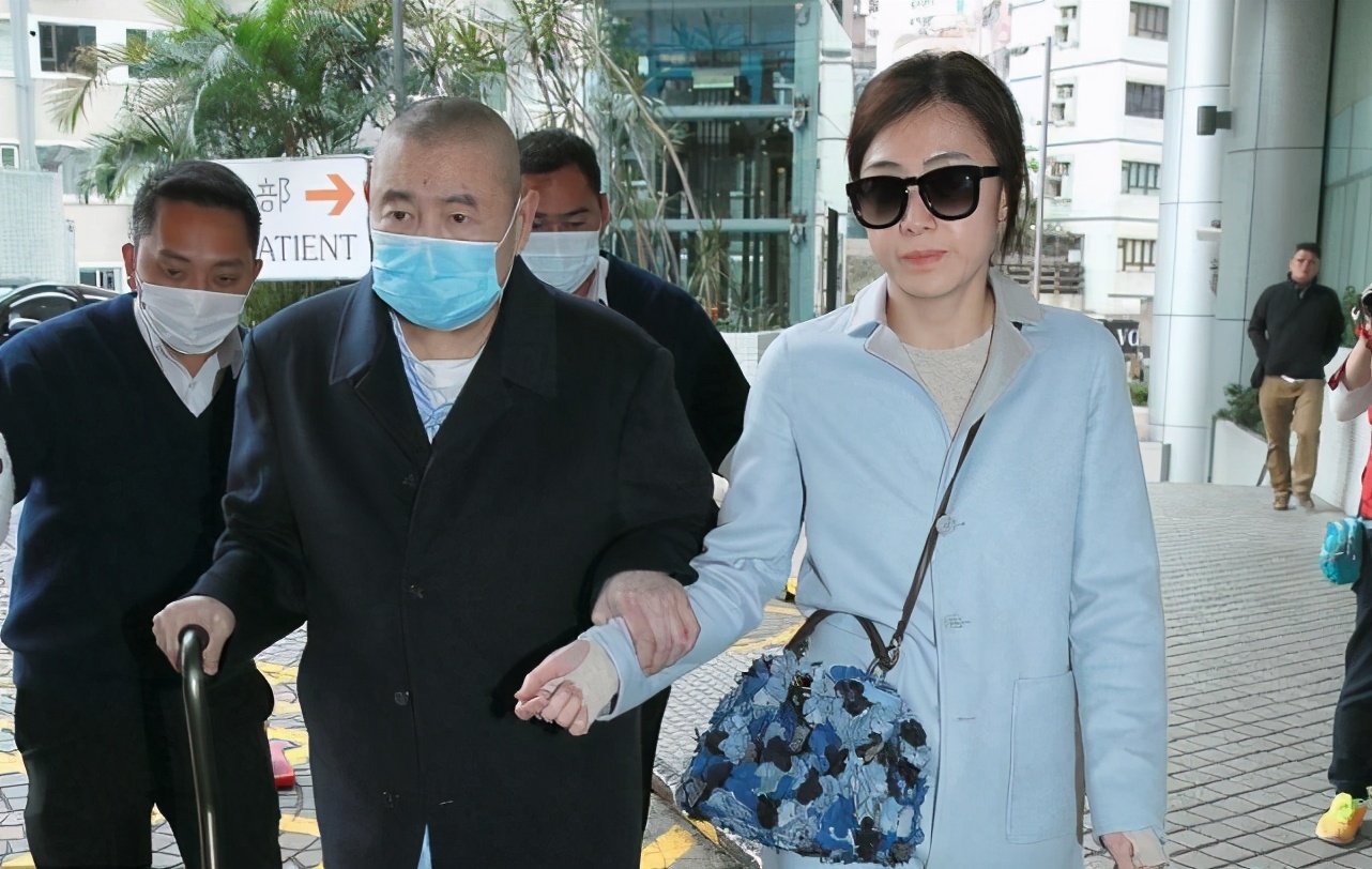 原创甘比的衣品可真朴实,穿名牌显不出阔太气质,好在颜值依旧高!