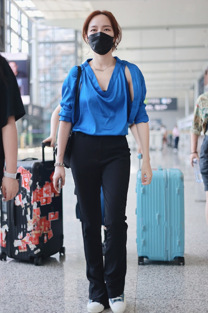 孟佳机场赶时髦,穿的小黑裤明显更长一截,"女团腿"真抢镜