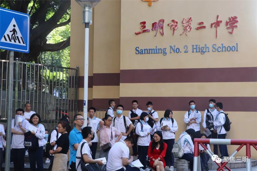 高考专用大巴车将考生送到三明二中考点.