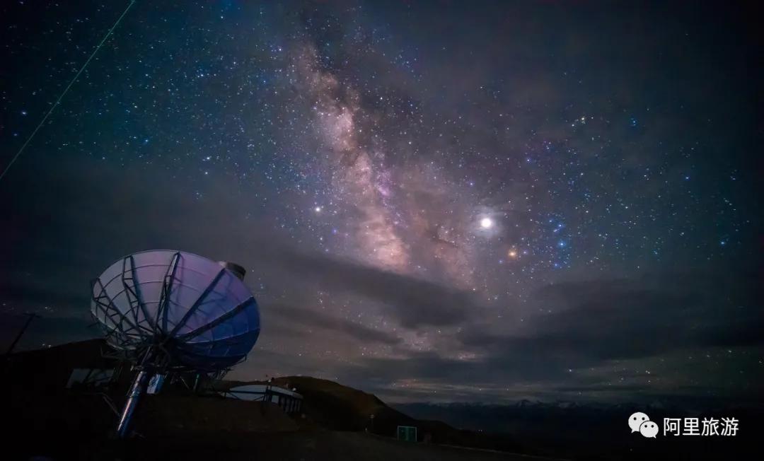 暗夜公园有西藏最大的天象厅,为游客播放天文科普宣传片有专业望远镜