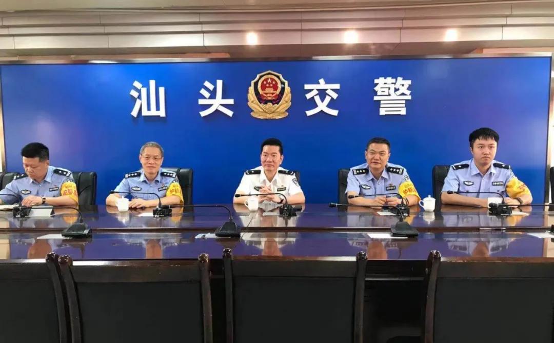 市公安局党委副书记,常务副局长蔡锦荣同志坐镇交警指挥中心,指挥全市