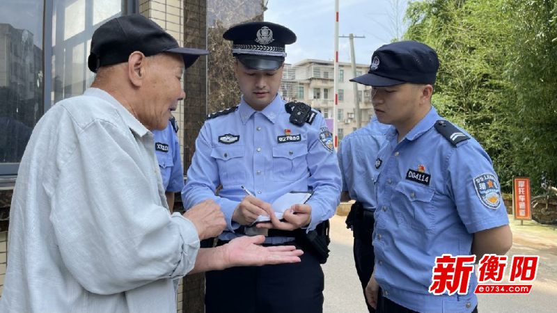 衡山县公安局城关派出所民警向摔伤老人了解情况