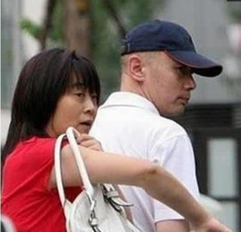 64岁葛优和贺聪婚后一直丁克夫妻感情很好三岁儿子从何而来