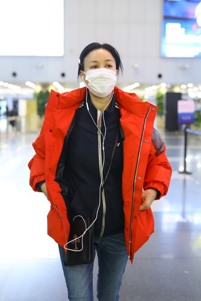 那英素颜太真实,穿红羽绒服还戴发夹,这气质和普通大婶没啥区别?