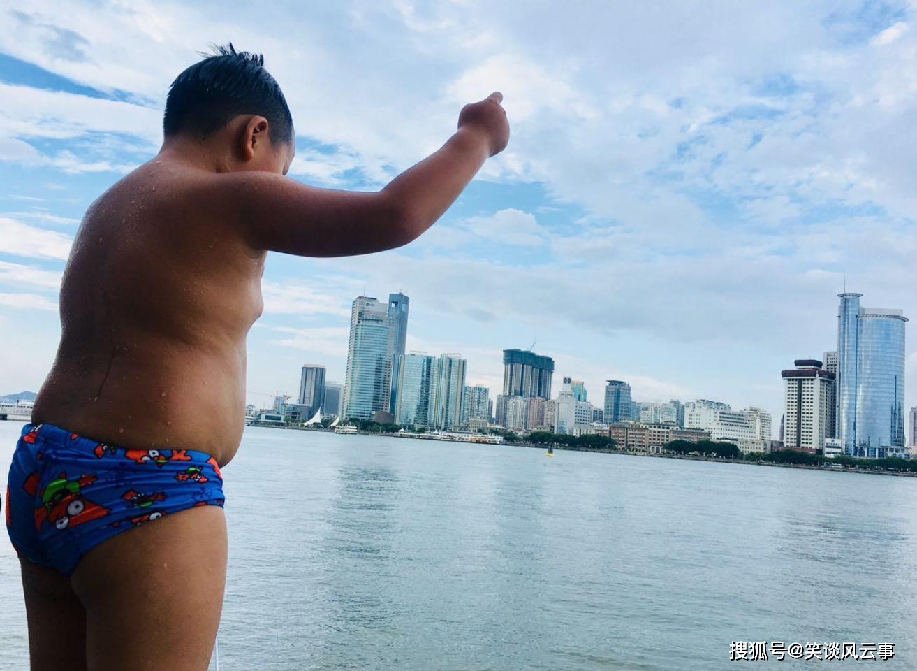 游客围观鼓浪屿小男孩跳水, 现场鼓励加油, 称赞有勇气!