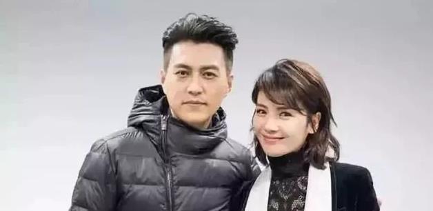 同江珊分手后,靳东娶了赵薇二婚同学,一家幸福儿子帅出天际