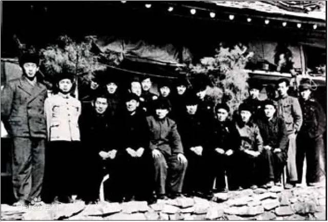 1923年夏天,吉雅泰与乌兰夫,李裕智,多松年等30多名同学一起,前往北京
