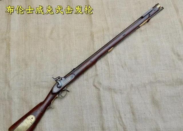 清军的鸟枪有2米长,无论是装填弹药还是射击都很不方便,而且还存在