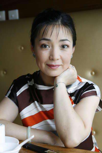 皇后专业户戴春荣,与老公恩爱33年无绯闻,漂亮女儿像妈妈大西北消息