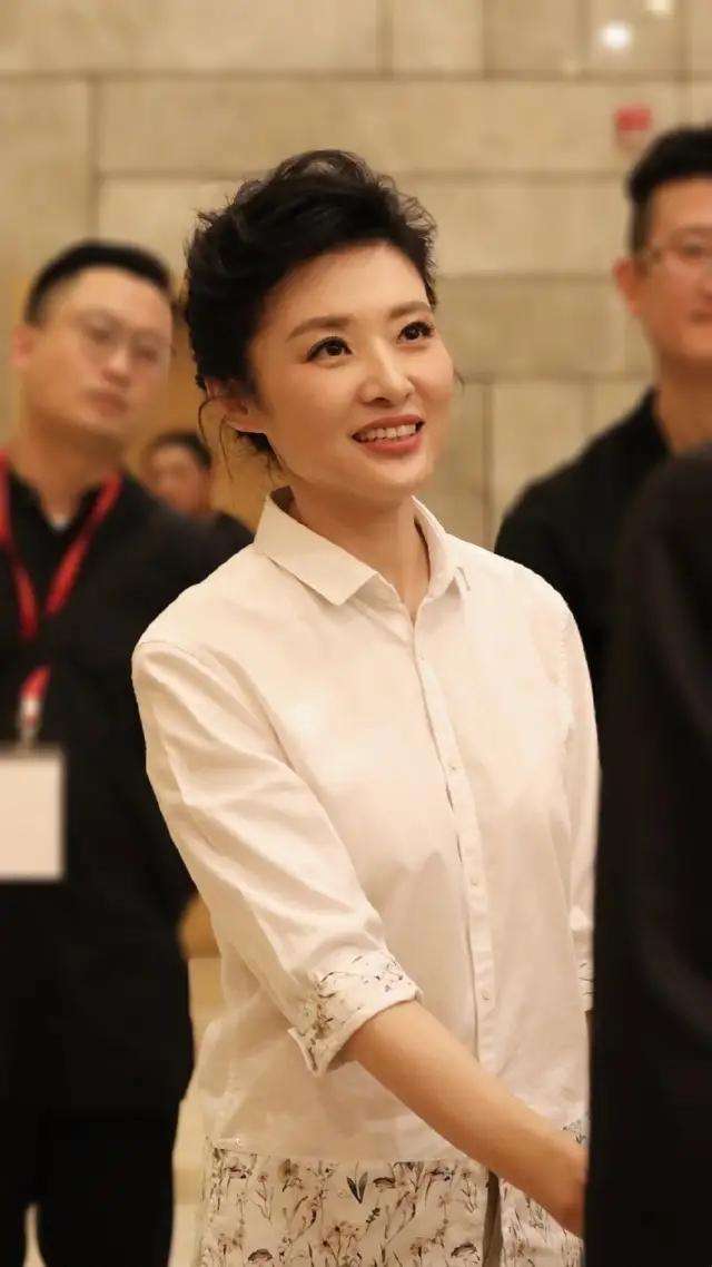 周涛是典型的东方美女,52岁还能有这状态,穿白裙气质太高级了!