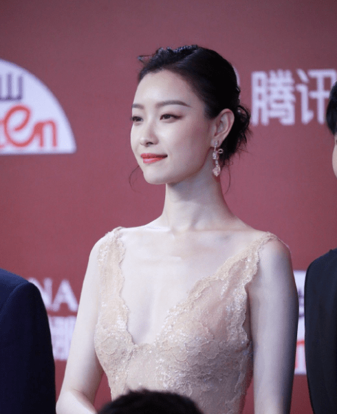 上影节关晓彤黑暗系公主造型太壮殷桃和倪妮拼事业线赢了显得