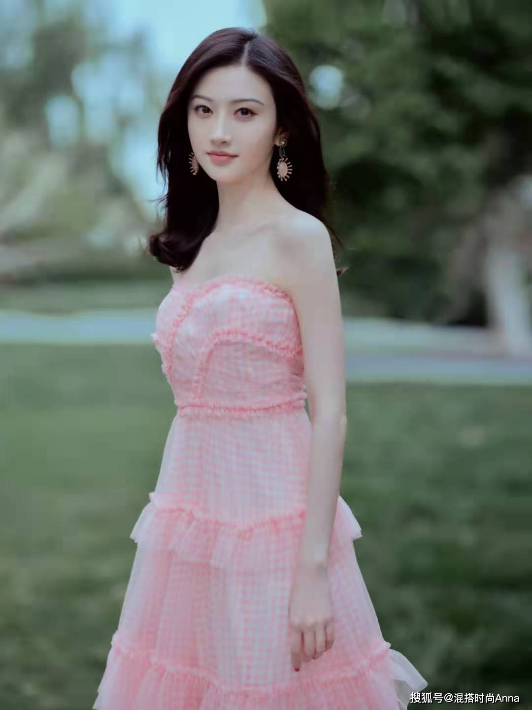 景甜夏日甜美风穿搭,一袭粉红薄纱裙含蓄又清新,搭配卷发巨好看