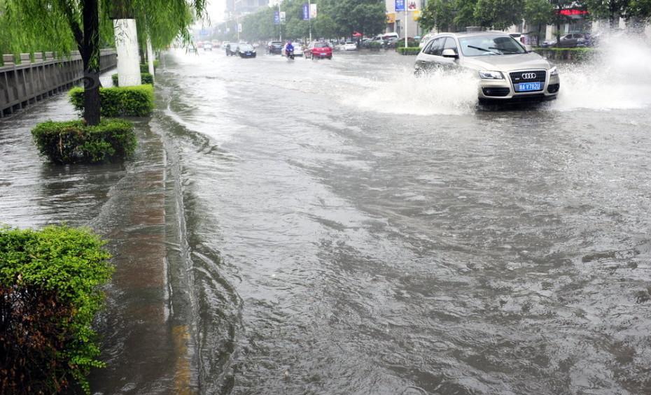 原创西安昨日下雨内涝,积水最深达2米,网友吐槽:都快成威尼斯了