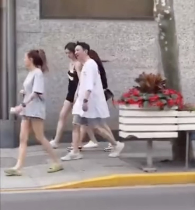 王思聪与美女唱歌摇头晃脑唱李玉刚歌曲高音飚不上扭头去切歌女友