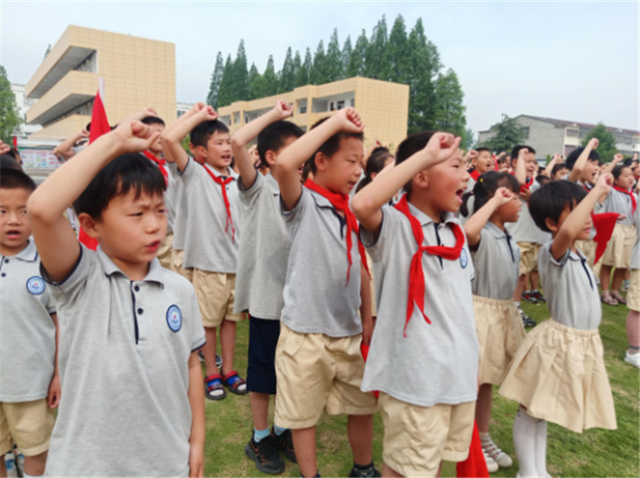 飞扬红领巾 争当好少年 ——盱眙县天泉湖镇中心小学一年级入队仪式