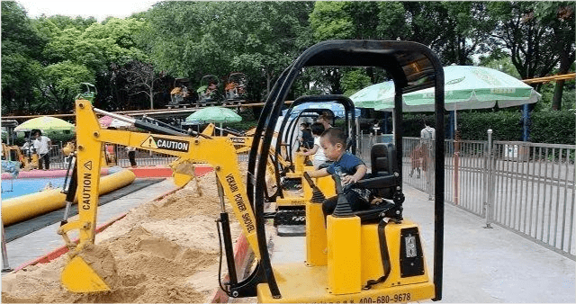 小朋友们坐在挖掘机上,像模像样地在那"施工作业.