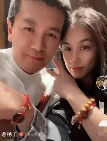 杨子拍老婆喂儿子,情侣手链超千万,黄圣依戴传家宝被称无价之宝!