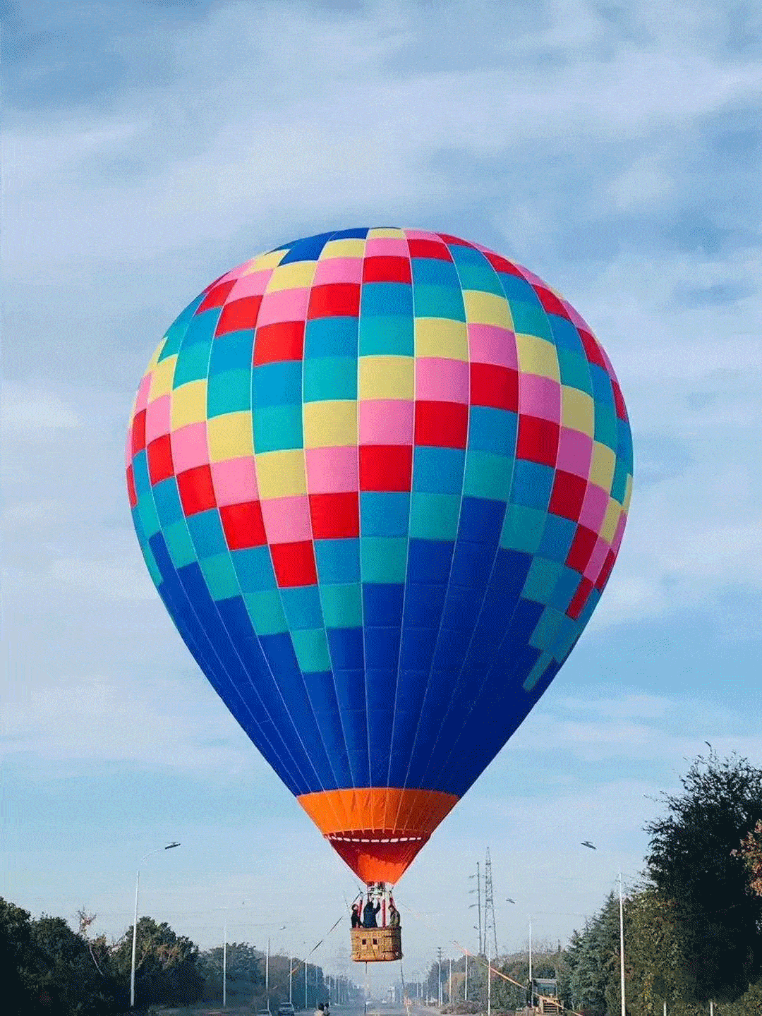 放飞充满爱的热气球,                    节 和表演助阵.