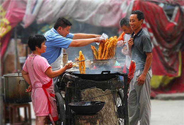 炸油条时,很多人都忽视了这一步,难怪炸出来的油条不蓬松焦脆