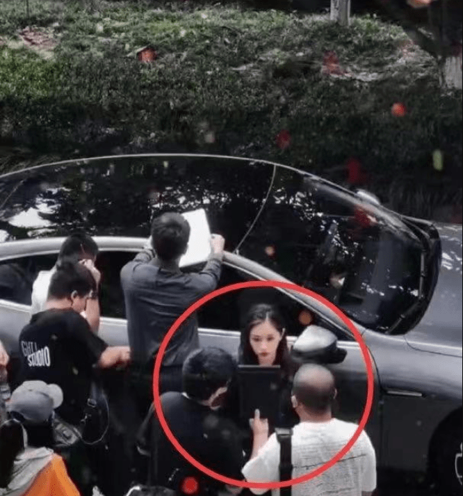 王子文新剧搭档金瀚路透照中两人拿剧本对台词身高差太明显