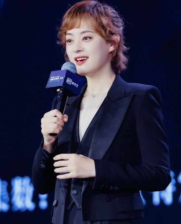 孙俪迪士尼活动造型失败?生图和精修图差别大,网友:换个发型吧