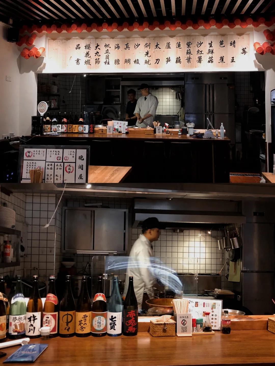门店不大,一进门便能看见开放式料理台, 暖黄色的灯光和木质的装潢让