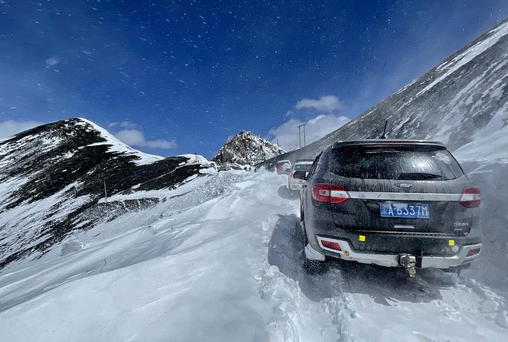 原创探访冒险王遇难地翻越五千米雪山一辆油罐车停留两年下不去