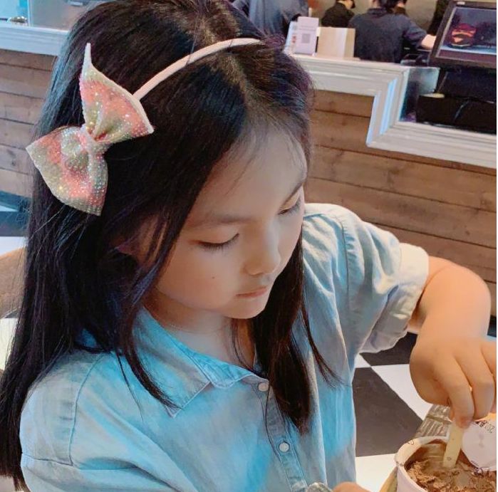 当赵薇女儿撞上李湘女儿,网友:这简直是见过的最惨烈对比