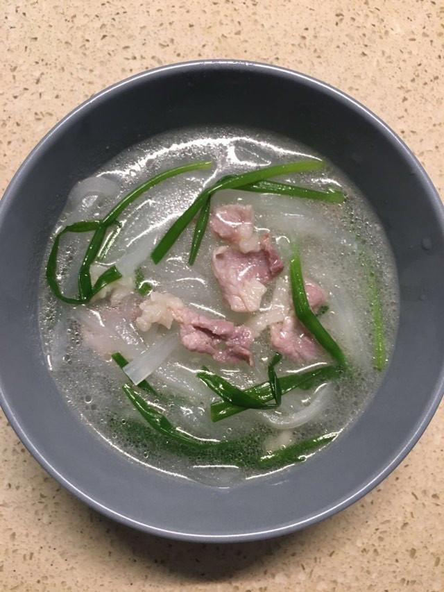 1,准备好食材,白萝卜,猪肉,葱 这道汤起生色的是葱,葱,葱!