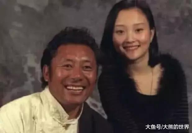 原创李小璐早年的青涩旧照,虽然没有现在精致,但那时的她眼神清澈如