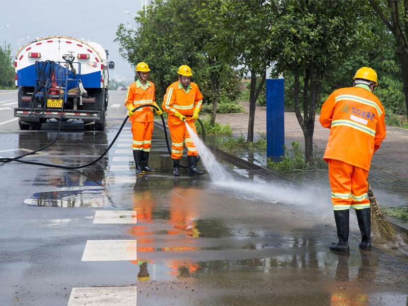 暴雨后道路清淤保洁,仁仁洁启用环卫保洁应急方案,保障道路环卫