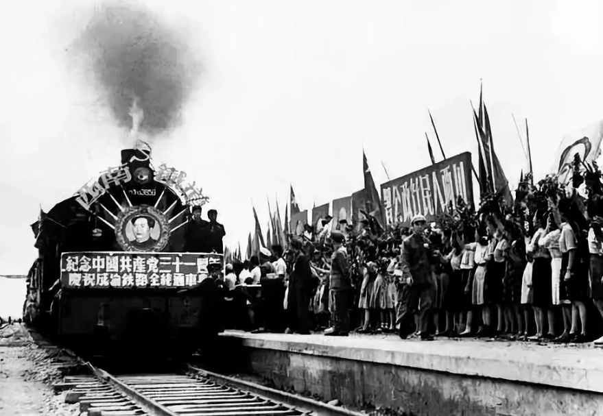 1952年7月1日,成渝铁路举行通车典礼,8万多人从成都火车北站广场排到
