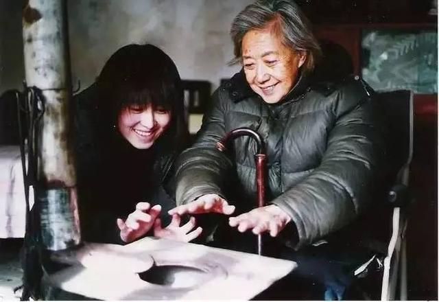 当年在电影《我们俩》演大学生的她,如今不怕扮丑,演起中老年人_宫哲