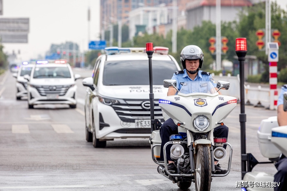 原创县城街头:34辆警车56辆警用摩托车鱼贯而来,警灯闪烁,警笛齐鸣