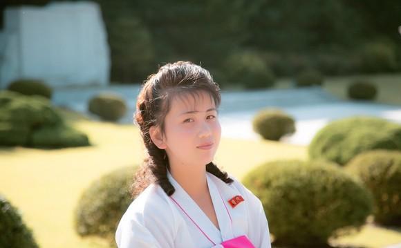 身穿长裙的朝鲜女孩.