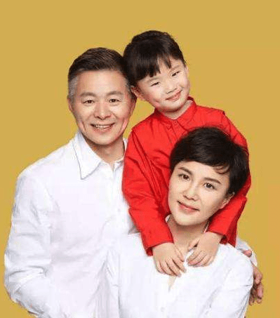 "民歌王子"王宏伟,选妻子唯一要求:必须让守寡45年母亲满意!
