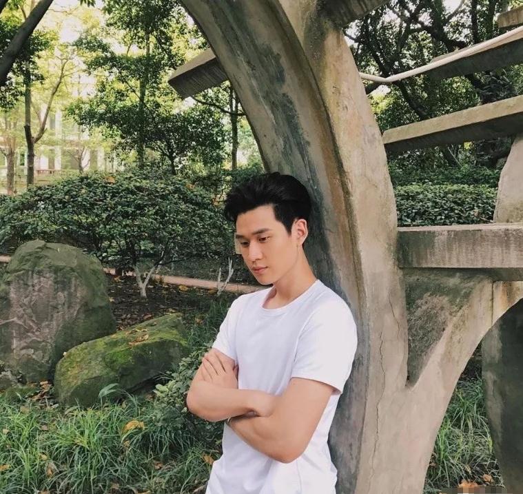 然而仅仅交往两年,周兴哲和赵岱新就分手了,很可惜.
