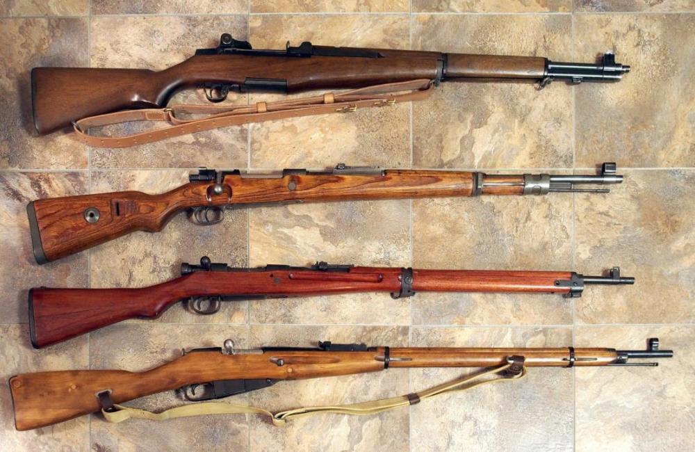 上图是二战四大名枪,最上边的是加兰德半自动步枪,向下依次是毛瑟98k