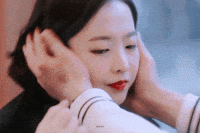 搞笑美女gif:千万别让美女喝醉酒,不知道会干出什么事情来!