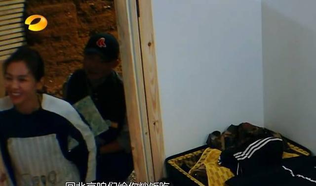 看过易烊千玺摔倒后下意识的反应,才懂刘涛为啥把他当