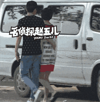 他俩被拍了好几次,其中最知名的还是邓伦当街激情抚摸金晨的臀部.