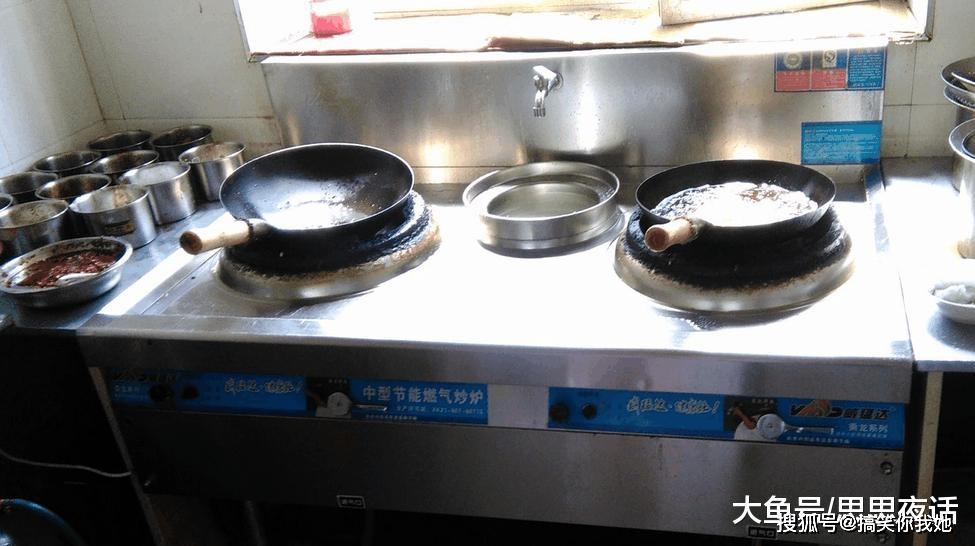 原创为什么酒店厨师炒菜的灶台旁有一根水管总开着