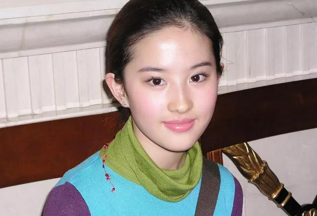 那时候才真正是刘亦菲的颜值巅峰时期吧,她刚刚出道,演了小龙女灵儿
