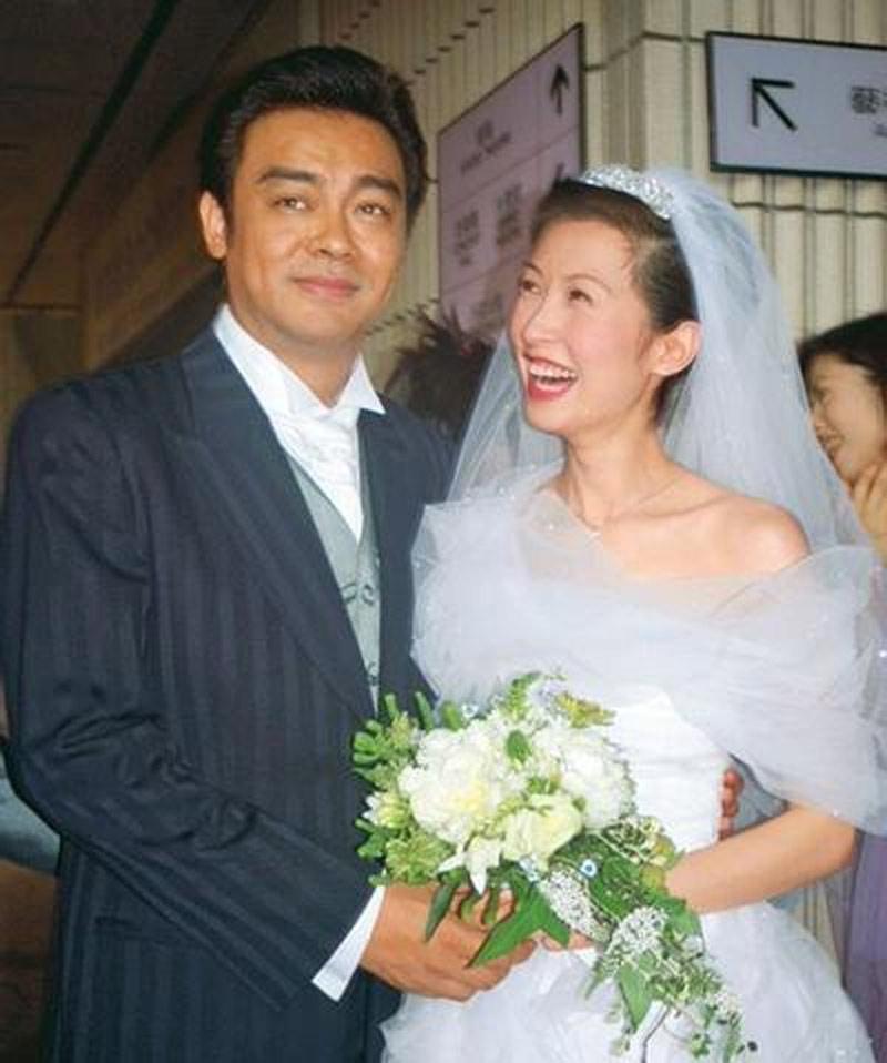 原创同是影帝嫂,周润发老婆仍害羞,刘青云老婆爱撒娇,他老婆像外人