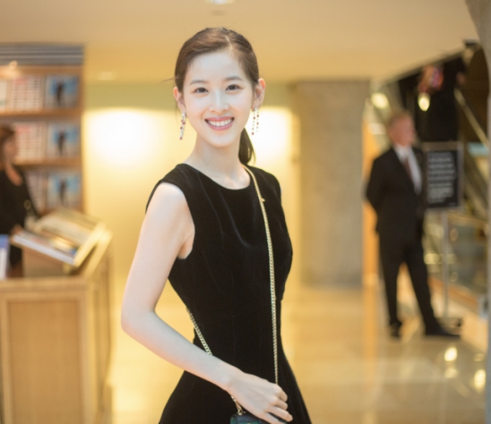 章泽天逛街被偶遇,失去美颜滤镜特效后,生图下气质优雅_张泽天