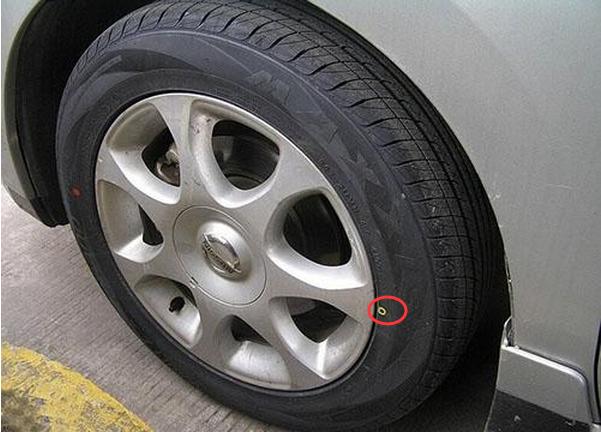 同时这两个点也可以最为轮胎正反面的标志,将标有红,黄两色小点的一侧