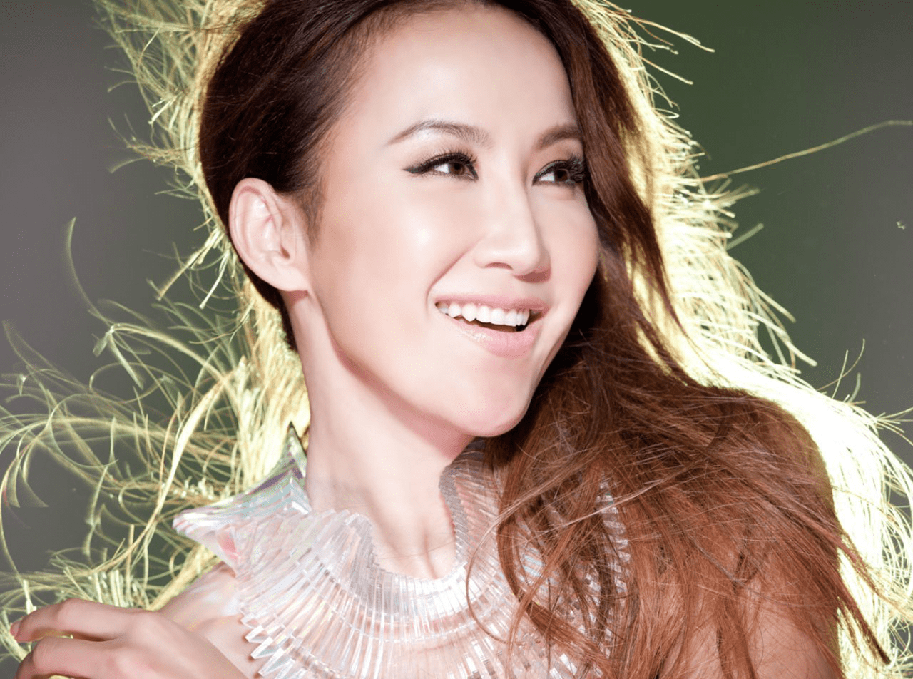 李玟是著名香港女歌手,有过很多优秀歌曲被人们熟知,在华语歌坛可谓是